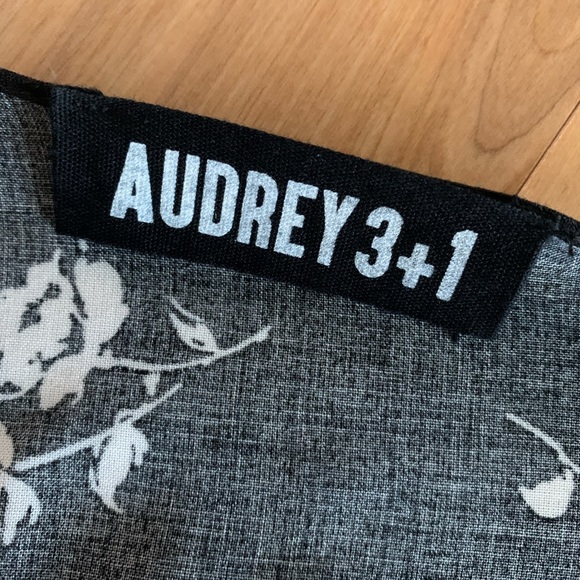 Audrey 3+1 | Flowy Crop Top - Picture 2 of 2